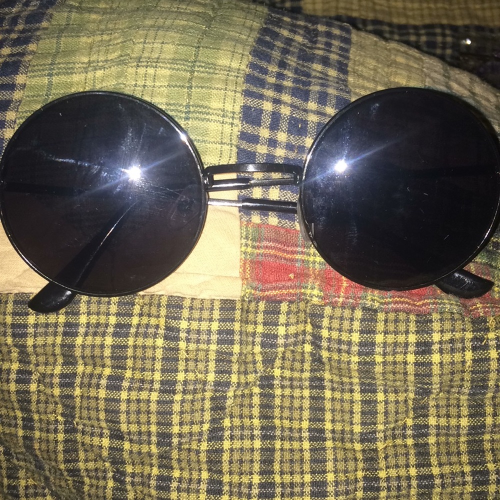 Black 80s sunglasses